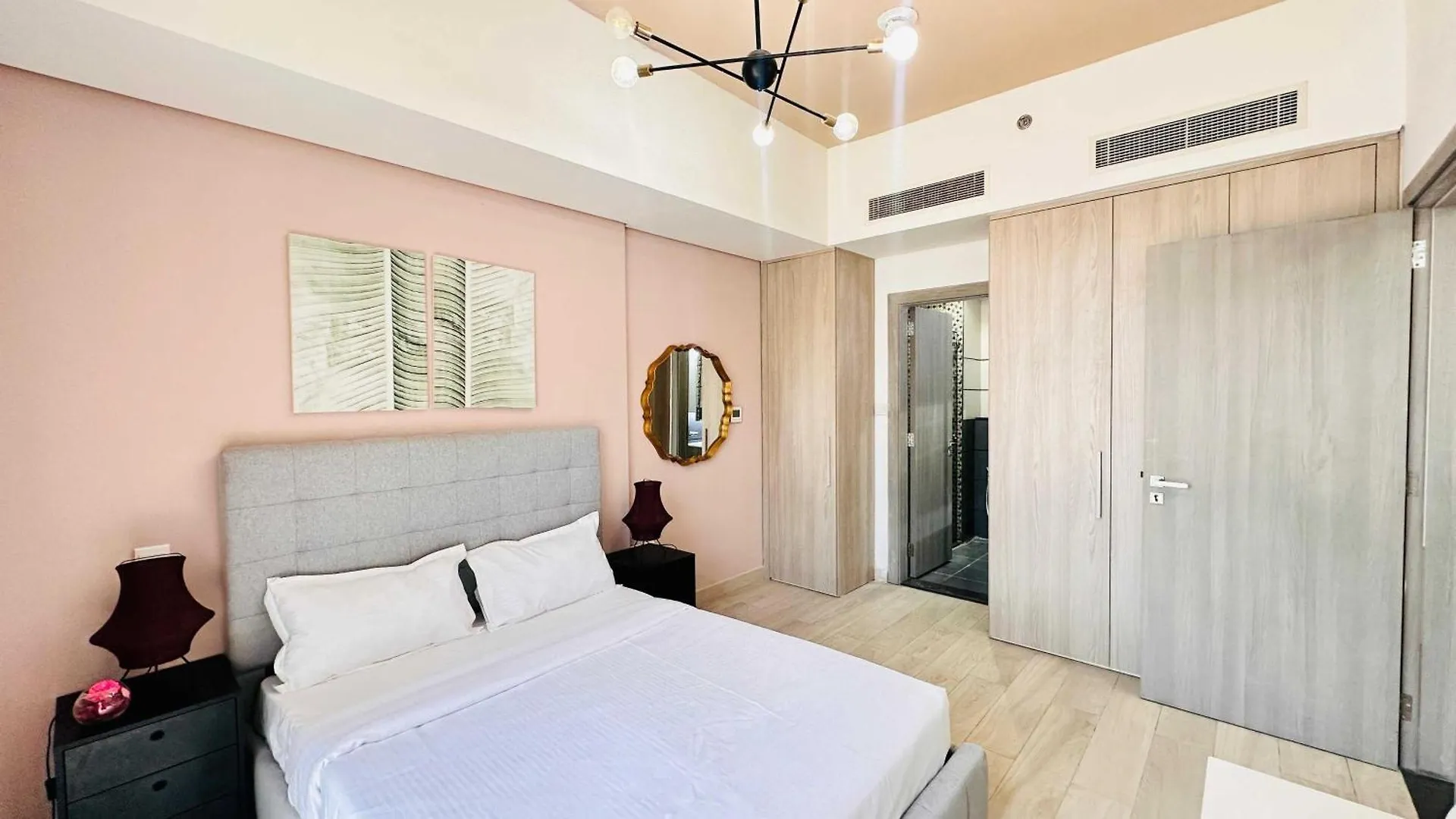 Oyo Home 1367 Premium One Bedroom Apartments Jvc Dubai