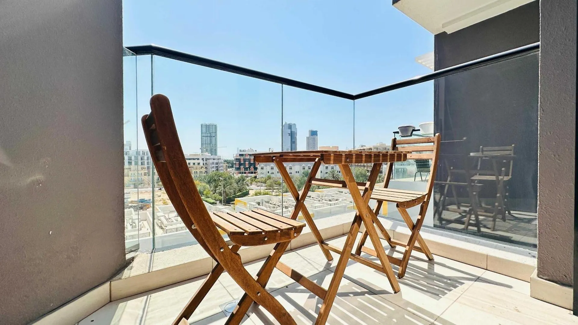 Oyo Home 1367 Premium One Bedroom Apartments Jvc Дубай